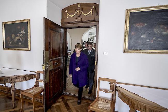 Konsequent. Mitarbeitende des VBS dürfen von Rüstungsfirmen keine Einladungen mehr annehmen. Das hat Verteidigungsministerin Viola Amherd verfügt.
