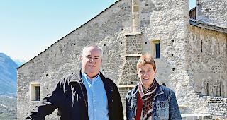 Zuversicht. Gesch&auml;ftsf&uuml;hrerin Alexandra Matter L&ouml;tscher und Dominique Russi, Pr&auml;sident von Leuk Tourismus. Trotz R&uuml;ckgang der &Uuml;bernachtungszahlen zuversichtlich.Foto wb