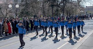 Defilee. Angeführt von der Ehrengarde und dem Spiel der Kantonspolizei Wallis wurden die angehenden Polizistinnen und Polizisten zur Kathedrale von Sitten begleitet.