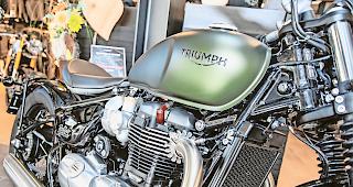 Heavy Metal. Die Triumph Bonneville Bobber tr&auml;gt ihren bildsch&ouml;nen Reihenzweizylinder selbstbewusst zur Schau.