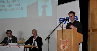 Juri Theler und Toni Biderbost lauschen dem Referat von Daniel Lampart, Chef&ouml;konom des Schweizerischen Gewerkschaftsbundes (von links).