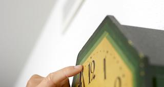 Seit 1996 stellen die Menschen in allen EU-L&auml;ndern einheitlich die Uhren am jeweils letzten Sonntag im M&auml;rz eine Stunde vor und am letzten Oktober-Sonntag wieder eine Stunde zur&uuml;ck.