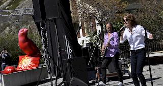 Der &laquo;Fiirvogl&raquo; blickt auf die Entertainerin und ihre Band.