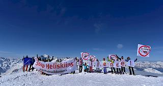 Protestaktion. Am Sonntag setzten 20 Tourenskig&auml;nger mit einer friedlichen Demo auf dem Gebirgslandeplatz Petit Combin ein Zeichen für die Eingrenzung der touristischen Gebirgsfliegerei.