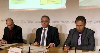 Pierre-Andre Charbonnet (Chef der Finanzverwaltung), Staatsrat Roberto Schmidt und Damian Locher (Adjunkt der Hauptbuchhaltung) pr&auml;sentierten die sStaatsrechnung 2018 (v. links)