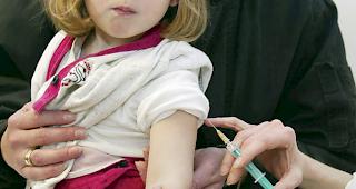 Seit Jahresbeginn sind dem Bundesamt f&uuml;r Gesundheit (BAG) fast 100 F&auml;lle gemeldet worden. Damit die Masern in der Schweiz eliminiert werden k&ouml;nnen, m&uuml;ssten mindestens 95 Prozent der Kinder sowie alle nach 1963 geborenen Erwachsenen mit zwei Dosen geimpft werden.