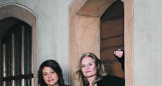 Grund zum Feiern. Eliane Amherd (links) und Judith B&auml;renfaller vom Organisationskomitee des Frauenstimmen-Festivals freuen sich auf die 10. Ausgabe des Festivals.Foto WB/Alain Amherd