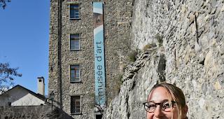 Ein Erlebnis werden. Kulturvermittlerin Ursina Balmer vor dem Eingang ins Walliser Kunstmuseum: Ein Museumsbesuch soll stets zum &shy;Erlebnis werden, findet sie. Foto wb