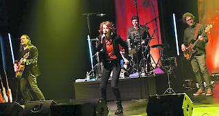 Das kam bestens an. Sina und ihre Band am Samstagabend im Visper La Poste. Da blieben kaum W&uuml;nsche offen.Foto wb