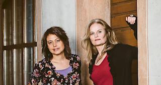 Grund zum Feiern. Eliane Amherd (links) und Judith B&auml;renfaller vom Organisationskomitee des Frauenstimmen-Festivals freuen sich auf die 10. Ausgabe des Festivals.Foto WB/Alain Amherd