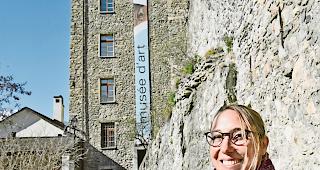 Ein Erlebnis werden. Kulturvermittlerin Ursina Balmer vor dem Eingang ins Walliser Kunstmuseum: Ein Museumsbesuch soll stets zum &shy;Erlebnis werden, findet sie. Foto wb