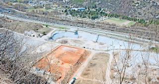 Lonza treibt die Umsetzung von Massnahmen zur Verringerung der Benzidin-Belastungen im Abstrom der Deponie Gamsenried weiter voran.