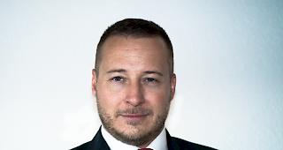 Ernennung. Der 37-j&auml;hrige Frederik Schieferstein aus Vex ist seit Montag der neue Chef Weiterbildung der Kantonspolizei.