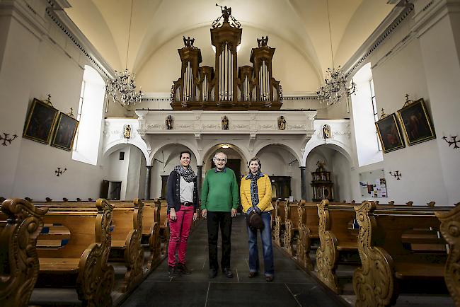 Neues Image. Sarah Brunner, Hilmar Gertschen und Carmen Schneller (von links, in der Kirche von Naters) tun viel dafür, um ein neues, zeitgemässes Bild der Organistinnen und Organisten zu vermitteln.