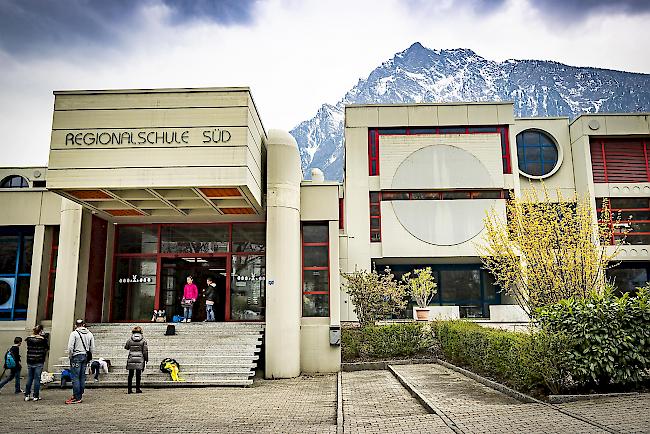 Entscheidung naht. Noch gibt es zwei ernst zu nehmende Kandidaten für den neuen Schuldirektor der «Schulen Brig Süd».