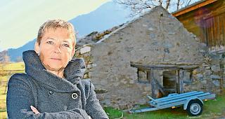 Doris Schmidhalter-N&auml;fen vor dem historischen &laquo;B&uuml;chh&uuml;s&raquo;.