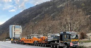 Von Brig nach Fiesch. Die Fahrzeugkombination ist 54 Meter lang und 213 Tonnen schwer. 