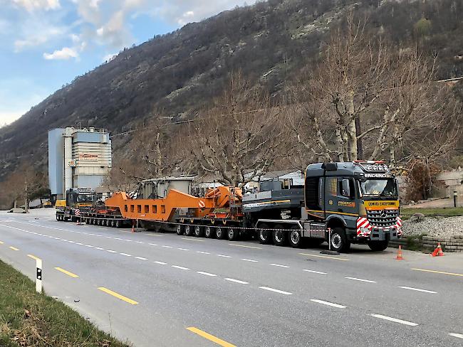 Von Brig nach Fiesch. Die Fahrzeugkombination ist 54 Meter lang und 213 Tonnen schwer. 