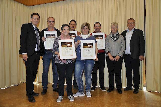 Die Oberwalliser Gewinner eines Goldsterns mit Thomas Egger, Präsident SOR (links) und Urs Guntern, Direktor SOR.