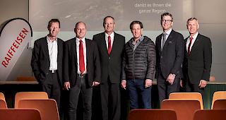Raiffeisenbank Region Visp. Hans-Ruedi Holzer, ehemaliges Verwaltungsratsmitglied 
aus Eggerberg, Medard Heynen, Verwaltungsratspr&auml;sident der Raiffeisenbank Region Visp, Bernardo Heinzmann, Vorsitzender der Bankleitung der Raiffeisenbank Visperterminen, Rinaldo Wasmer, &shy;neues Verwaltungsratsmitglied aus Eggerberg, Helmut Zimmermann, ehemaliger Verwaltungsratspr&auml;sident der Raiffeisenbank Visperterminen und neues Verwaltungsratsmitglied der Raiffeisenbank Region Visp, Silvio Seiler, &shy;Vorsitzender der Bankleitung der Raiffeisenbank Region Visp (von links).