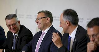 Der Freiburger Staatsrat Georges Godel sowie die Walliser Regierungsmitglieder Roberto Schmidt und Christophe Darbellay (von links) bef&uuml;rworten die eidgen&ouml;ssische Steuerreform und AHV-Finanzierung.