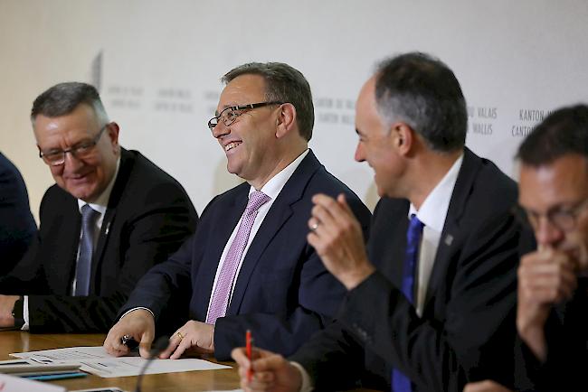 Der Freiburger Staatsrat Georges Godel sowie die Walliser Regierungsmitglieder Roberto Schmidt und Christophe Darbellay (von links) befürworten die eidgenössische Steuerreform und AHV-Finanzierung.
