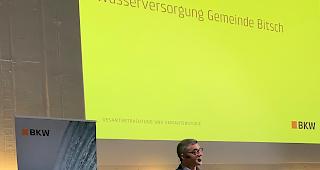 Der Bitscher Gemeindepr&auml;sident Edgar Kuonen spricht anl&auml;sslich der Referatreihe der BKW Wallis im WNF in Naters &uuml;ber die Optimierung der Trinkwasserversorgung bei Wasserknappheit. 
