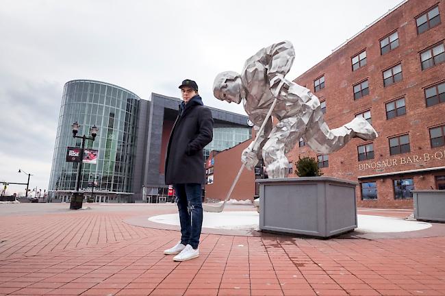 Nico Hischier vor dem Stadion der New Jersey Devils. 