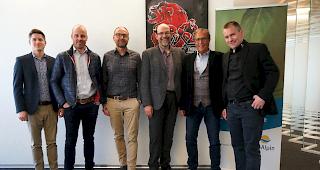 Spannen weiterhin zusammen: Samuel Wyer, Recht und Kommunikation bei der EnAlpin, Stefan Volken, Vize-Pr&auml;sident EHC Visp, Diego Pfammatter, Leiter Produktion bei der EnAlpin, Michel Schwery, Direktor der EnAlpin, Norbert Eyer VR-Pr&auml;sident EHC Visp und S&eacute;bastien Pico, CEO EHC Visp.