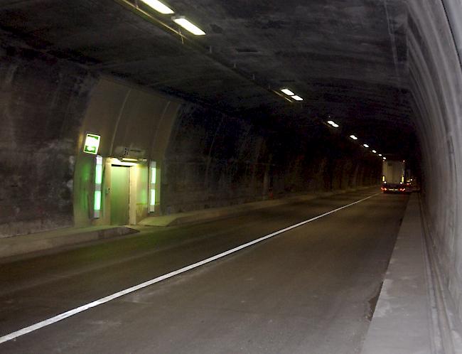Bei einem Unfall im San Bernardino-Tunnel ist am Freitag eine Person verletzt worden.