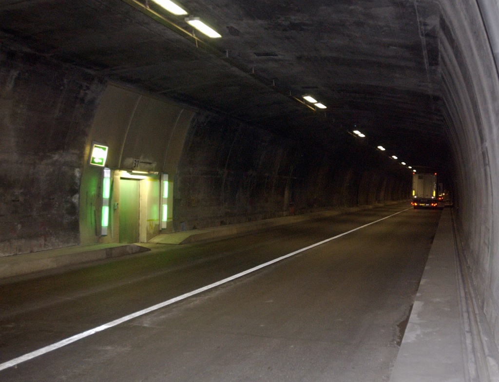 Lieferwagenfahrer Nach Unfall Im San Bernardino Tunnel Verletzt 1815 Ch