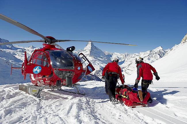 Die Rettungskräfte konnten den Skitourengänger aus der Gletscherspalte bergen. 