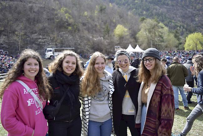 Nadine Tscherrig (18), Randa, Jenny Bregy (16), Elena Weissen (19), Noemi Salzgeber (18) und Leesha Ryter (18) von Raron.