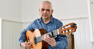 Vielseitigkeit. &laquo;Manchmal spiele ich lieber Bach statt Flamenco&raquo;, sagt der vielseitige Gitarrist Pascal Reichler, der im Unterwallis lebt und seit Jahren schon an  der Allgemeinen Musikschule Oberwallis Gitarre unterrichtet.