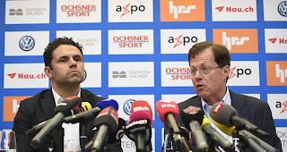 Pr&auml;sentation. Stephan Rietiker, designierter VR-Pr&auml;sident von GC, stattet den neuen Cheftrainer Uli Forte mit einem Vertrag bis 2021 aus. Forte soll auch bei einem Abstieg Trainer bleiben.