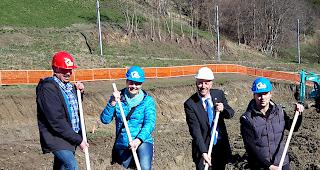 Startschuss. Die Molkereigenossenschaft Orsi&egrave;res hat am Dienstag offiziell den ersten Spatenstich für den Bau ihrer neuen Molkerei gesetzt.