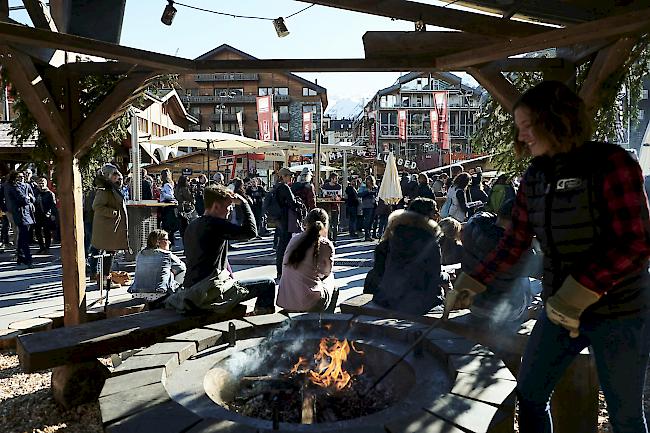 <b>Verpflegung.</b> Im Taste Village konnte man Cervelats über dem Feuer braten.