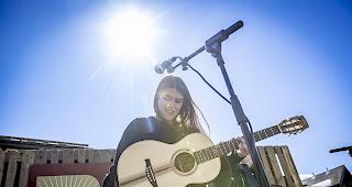 <b>Festivalauftakt.</b> Tanya Barany aus Visperterminen er&ouml;ffnete das Festival auf der Terrasse des Alex.