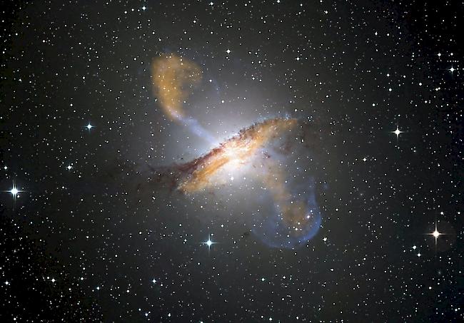 Zum ersten Mal ist Astronomen die Aufnahme eines Schwarzen Lochs gelungen. Das Bild des "Event Horizon"-Teleskopnetzwerks, das einen dunklen Fleck vor einem verschwommenen leuchtenden Ring zeigt, wurde am Mittwoch zeitgleich auf sechs Pressekonferenzen rund um den Globus präsentiert.