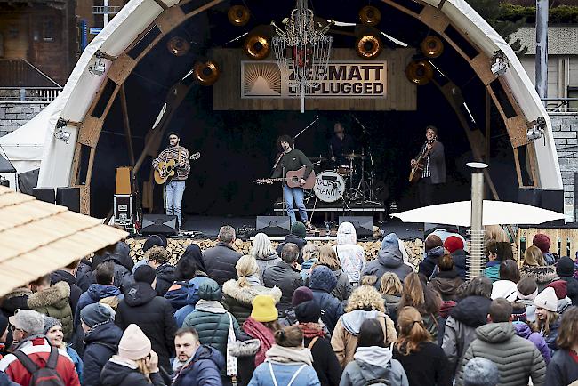 Kaufmann, der Mundart-Sänger aus der Ostschweiz lockt die Festivalbesucher vor die Bühne im Taste Village. 