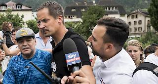 Bleibt im Mittelpunkt. Oberstaatsanwalt Rinaldo Arnold, hier mit Diego Maradona bei Gianni's Game in Brig (Juli 2017).