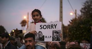 Ein M&auml;dchen tr&auml;gt das Bild der 28-j&auml;hrigen Norwegerin Maren Ueland und der 24-j&auml;hrigen D&auml;nin Louisa Vesterager Jespersen w&auml;hrend einer Mahnwache nach dem Anschlag am Samstag, 22. Dezember 2018 bei Kerzenlicht vor der d&auml;nischen Botschaft in Rabat.