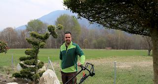 Damian L&ouml;tscher, ausgebildeter Greenkeeper und Gesch&auml;ftsf&uuml;hrer von Gartenbau Galwa Green in Susten weiss, wie der Rasen gesund bleibt. 