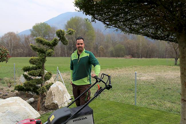 Damian Lötscher, ausgebildeter Greenkeeper und Geschäftsführer von Gartenbau Galwa Green in Susten weiss, wie der Rasen gesund bleibt. 