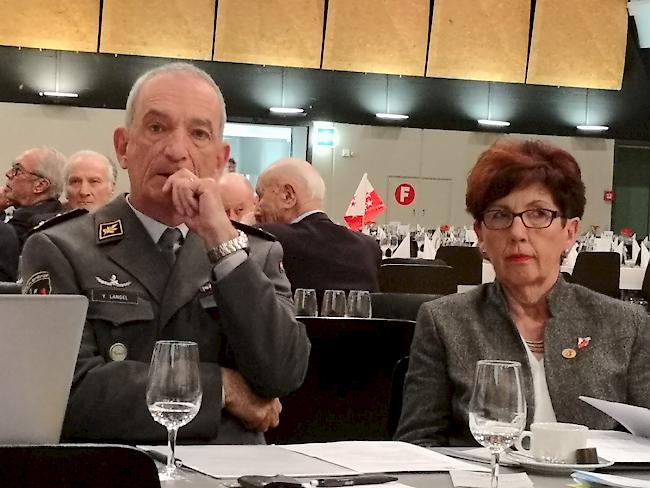 Anne-Marie Sauthier-Luyet, Grossratspräsidentin, neben Divisionär und Armeechef Stv., Yvon Langel: Beide setzen sich ein für ein Nein am 19. Mai.