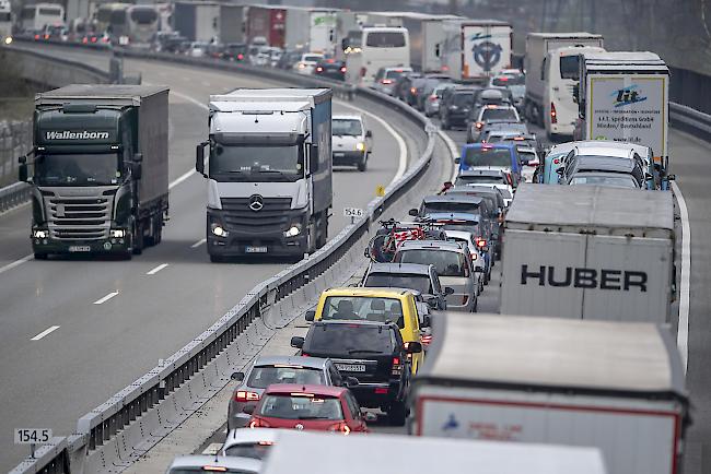 Gotthard: Über zwei Stunden Zeitverlust am Samstag. Vor dem Mittag ereignete sich nach dem Südportal in Fahrtrichtung Norden zudem ein Unfall, die Räumungsarbeiten sind im Gang.