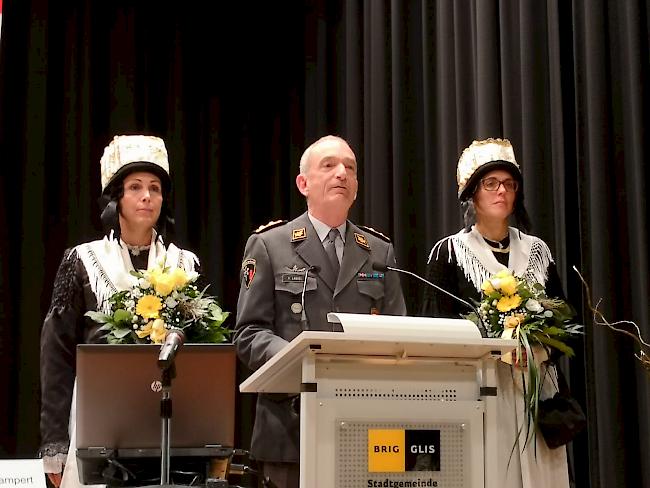 Yvon Langel, Divisionär und stellvertretender Armeechef, umringt von zwei Trachtendamen aus Staldenried.