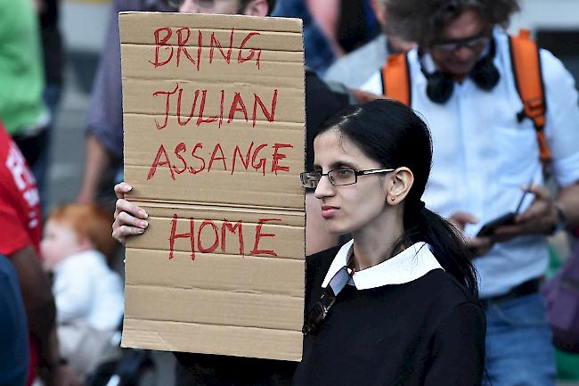 Unterstützer des WikiLeaks-Gründers Julian Assange versammelten sich vergangenen Freitag vor der Victorian State Library in Melbourne, Australien.