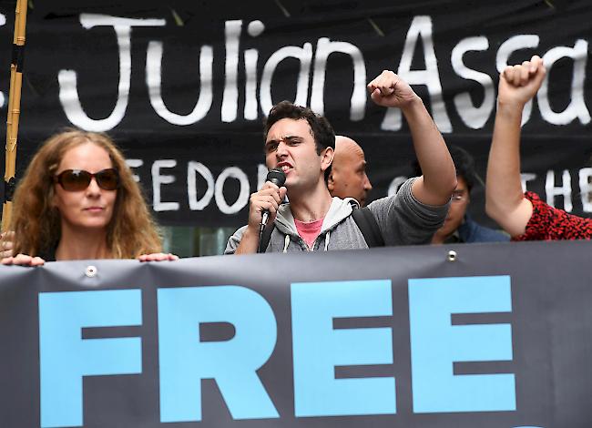 Unterstützer halten während einer Kundgebung am Freitag in Sidney, Australien ein Banner und fordern die Freilassung von Julian Assange.