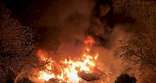 Chaletbrand. Ein 43-j&auml;hriger Walliser und sein&nbsp;dreij&auml;hriger Sohn wurden am Sonntag ins Universit&auml;tsspital Lausanne &uuml;berf&uuml;hrt. Beide bef&auml;nden sich ausser Lebensgefahr.